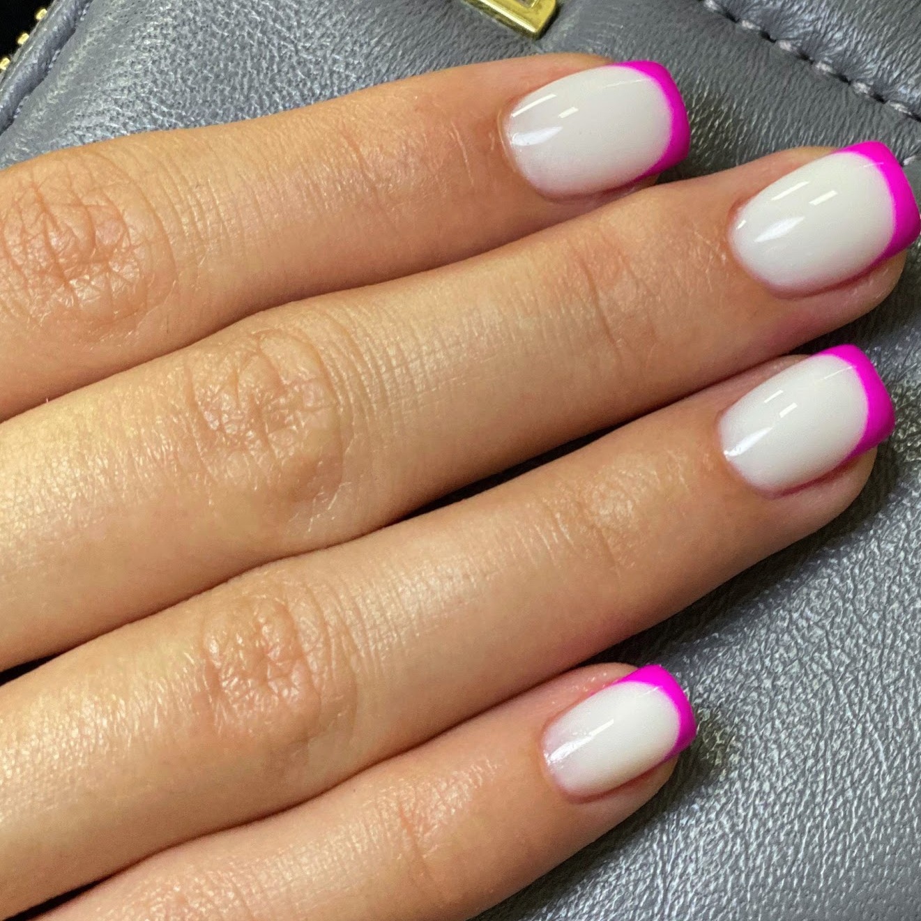 Witte nagels met een felroze French tip