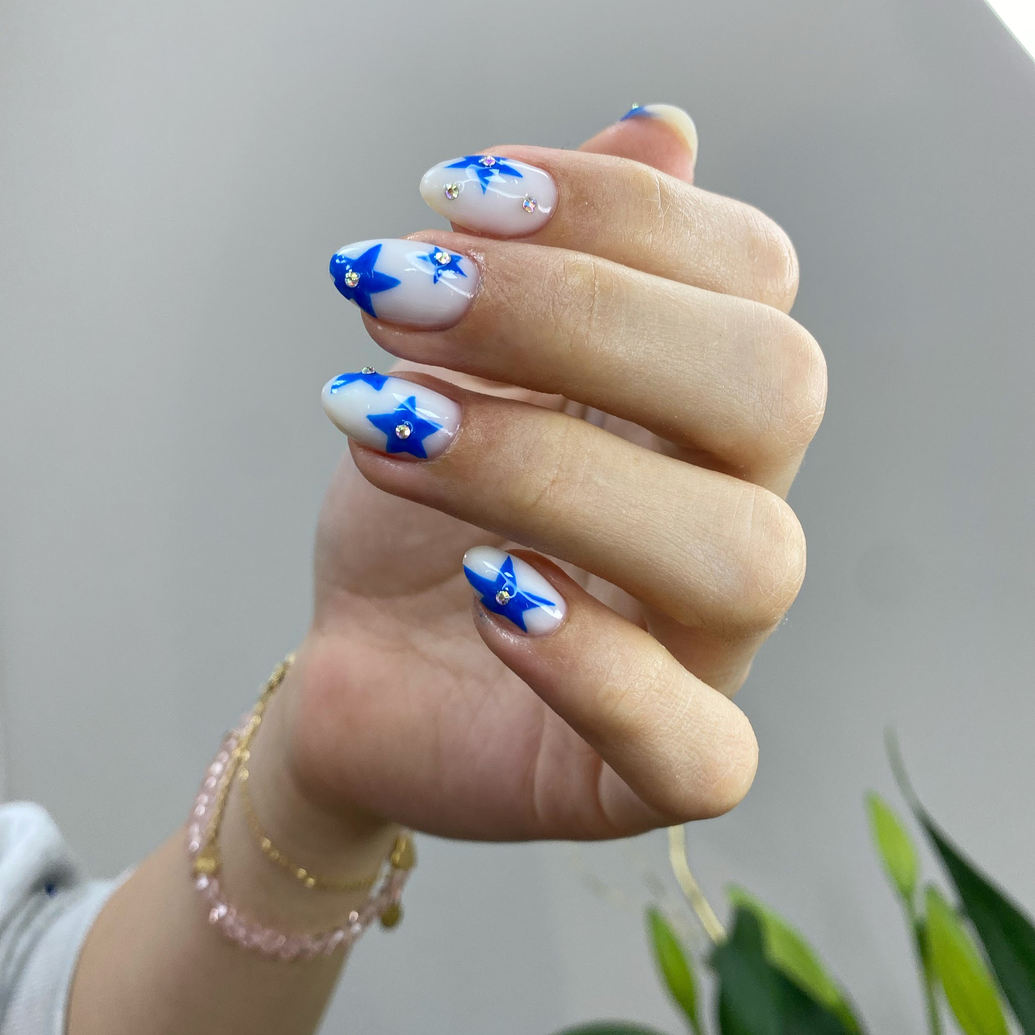 Witte nagels met blauwe sterren, nail art uit de studio