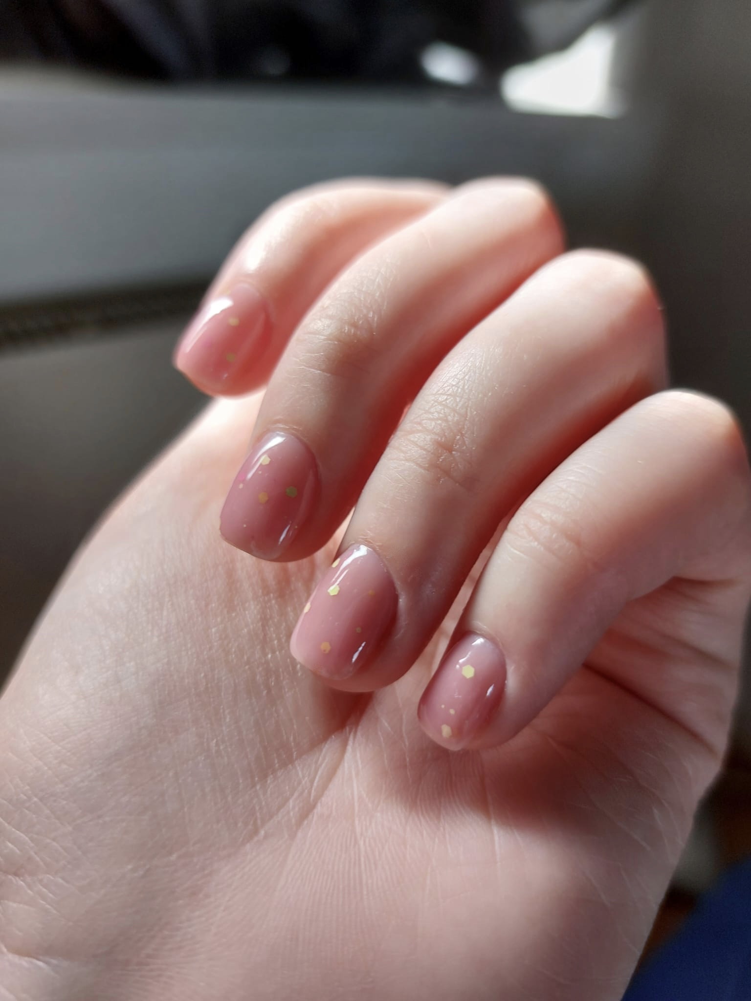 Nude gelnagels met kleine gouden vlokjes