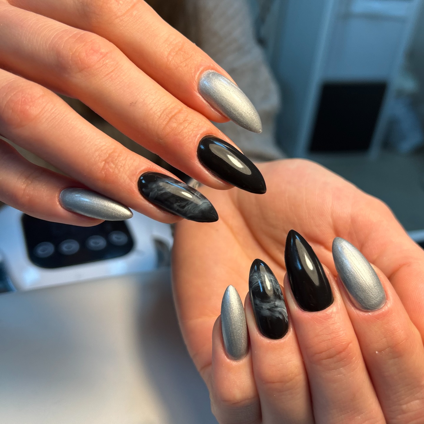 Zwarte en chrome zilveren stiletto nagels
